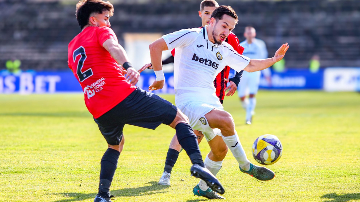 Локомотив (в червено-черни екипи) победи с 2:0 в София.