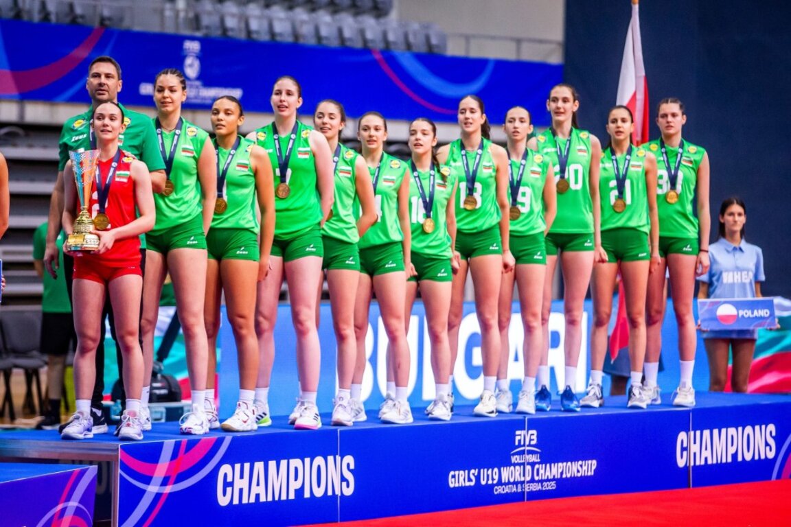 Световните шампионки и Атанас Петров при награждаването.