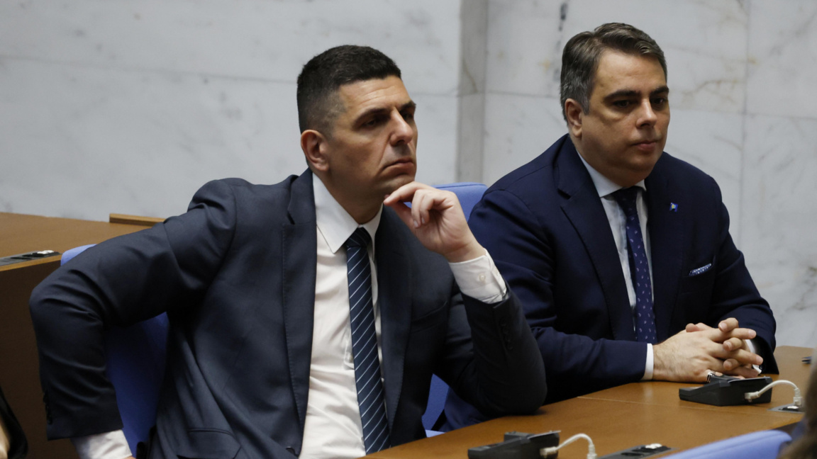 Ивайло Мирчев от ДБ (вляво) и Асен Василев от ПП в пленарната зала -  30 април 2026 г.