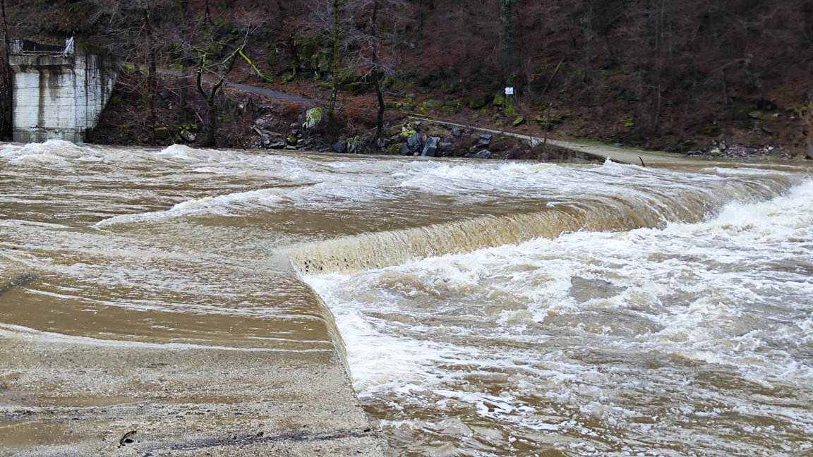 Залетият мост до ардинското село Китница.