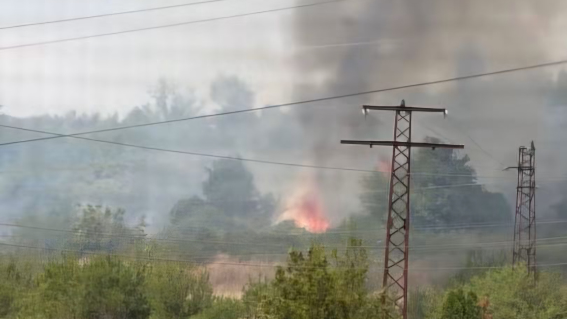 Пожар гори във вилна зона на Мездра