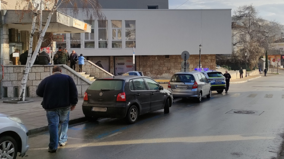 Опашки пред централния пощенски клон в Балчик, във Варна ситуацията е нормална