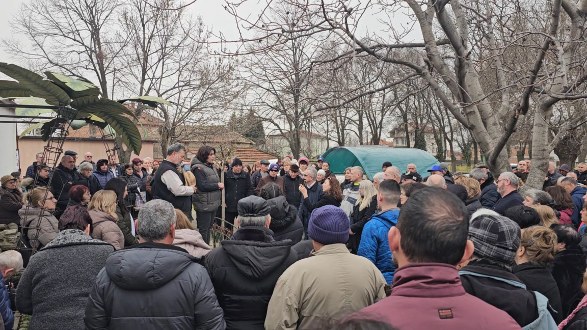 Миряни излязоха в защита на низвергнатия отец Иван