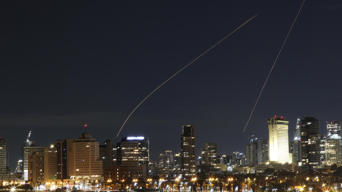Израелският "Железен купол“ прехваща ракети над Тел Авив,1 март 2026 г.