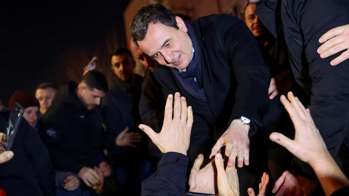 Привърженици на Албин Курти го поздравяват след обявената победа.