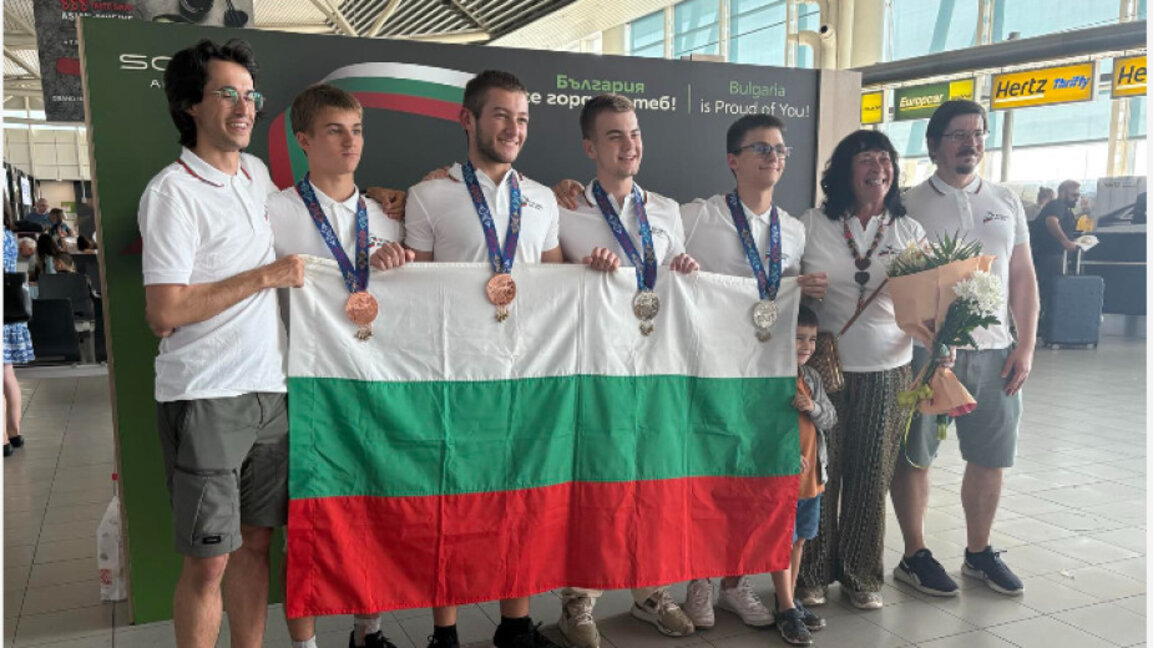 Elevi bulgari la științe și lingvistică s-au întors cu 12 distincții
