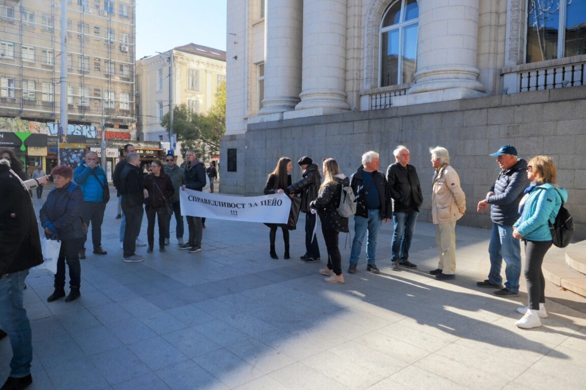 Близки и приятели на убития Пейо Пеев на протест пред Съдебната палата