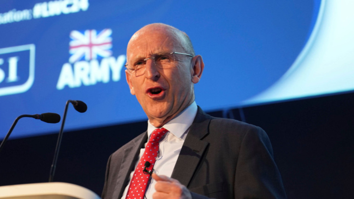 Британският министър на отбраната Джон Хийли.