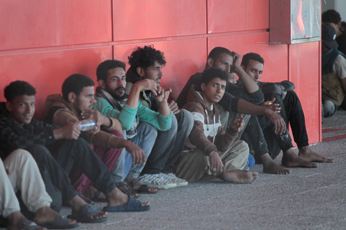 Група спасени в морето мигранти на атинското пристанище Лаврио, 10 юли 2025 г.