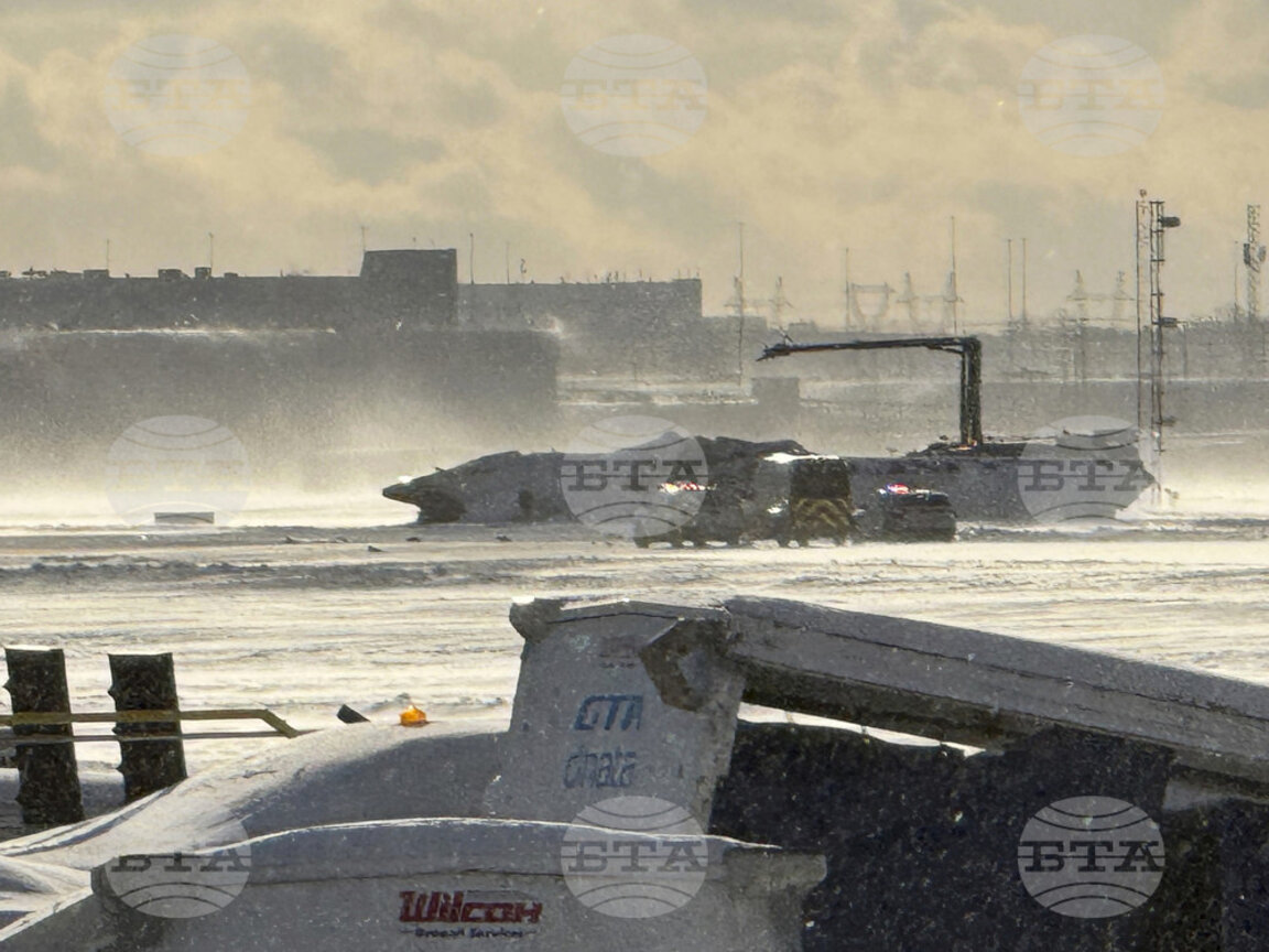 Самолет се обърна на летището в Торонто, 18 души са ранени