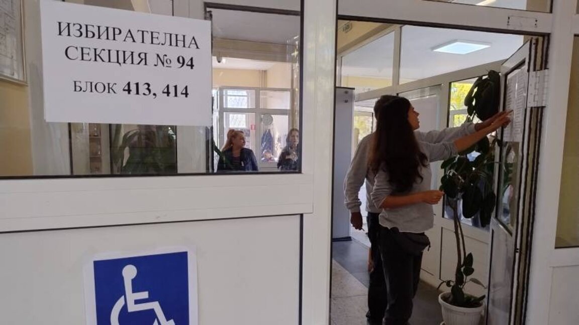 За хора, които "помагат" на избиратели, сигнализираха от СИК в СУ "П.Р.Славейков"