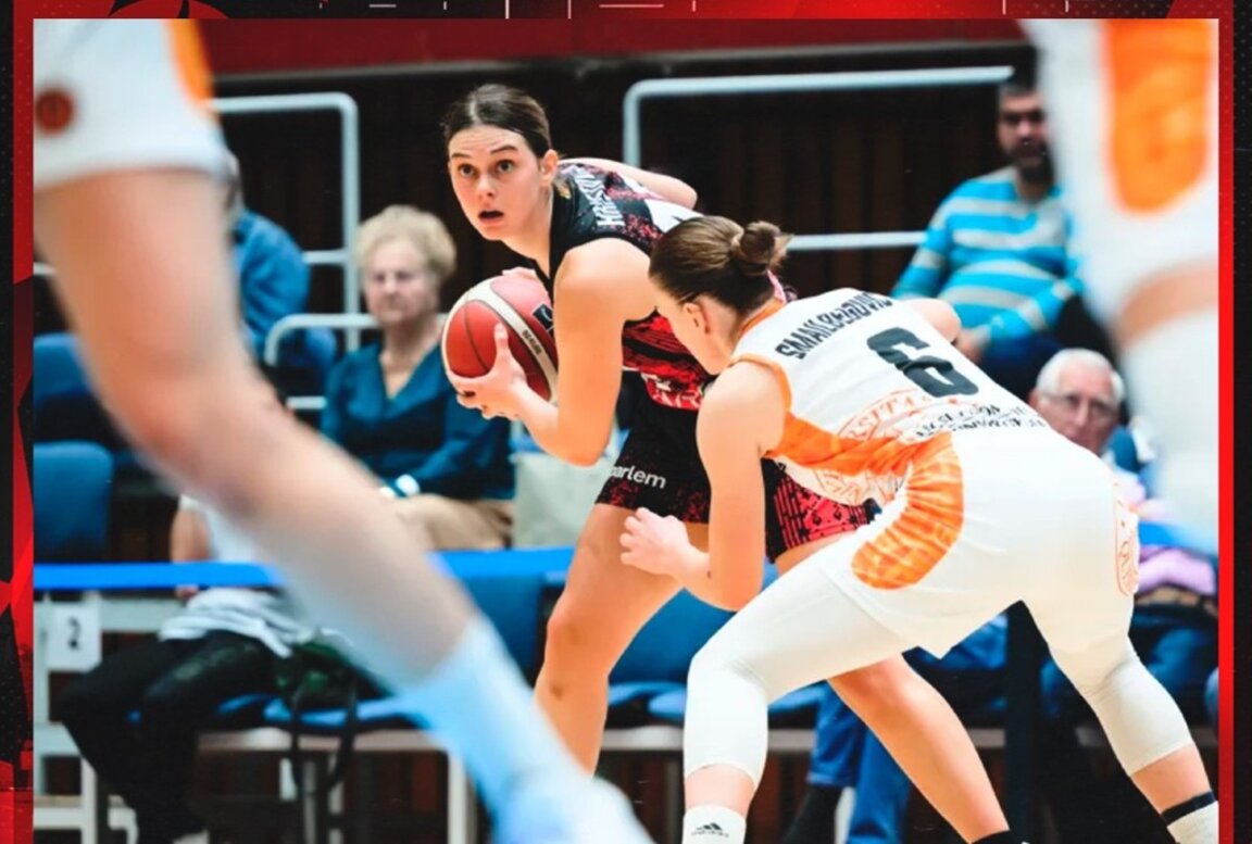 Борислава Христова (с топката) игра 22 минути.