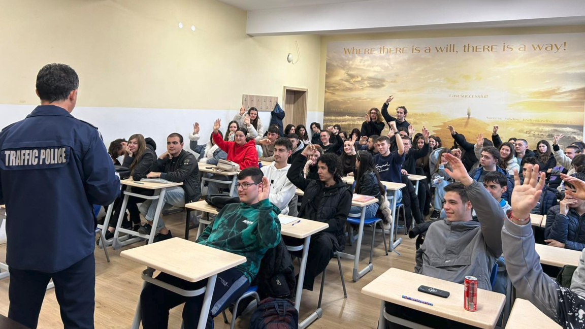 Полицаи на срещи с абитуриенти