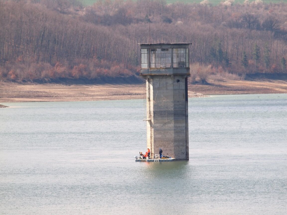 Водолази обследват язовир „Тича“