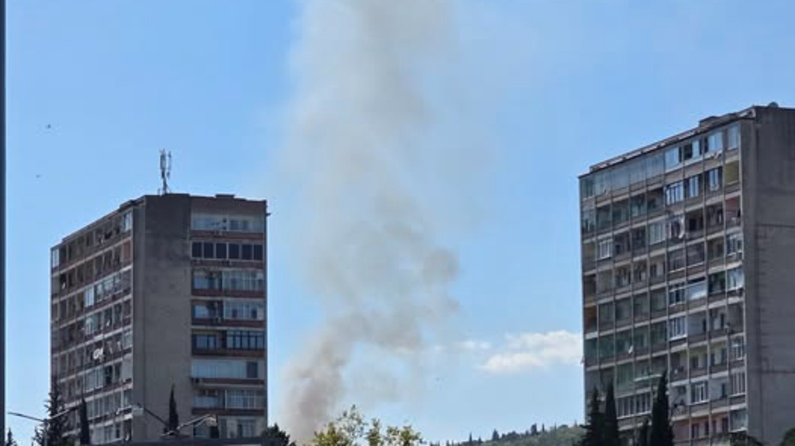 Горят сухи треви над кв. "Лозенец" в Стара Загора 