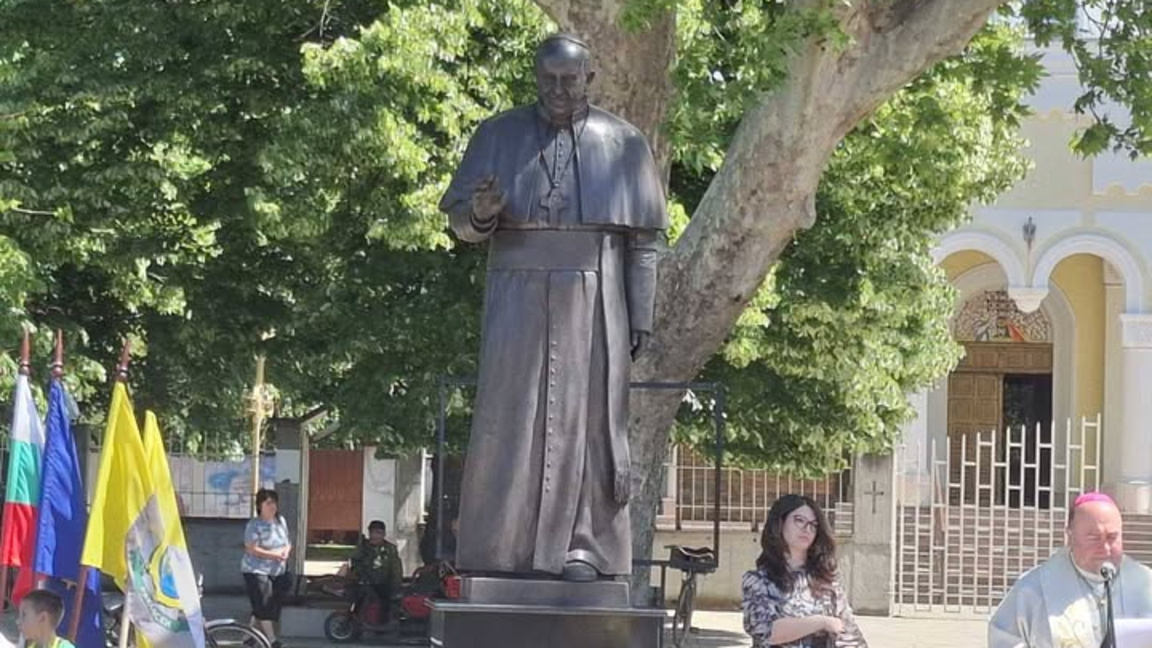 Откриха паметник на папа Франциск в Раковски