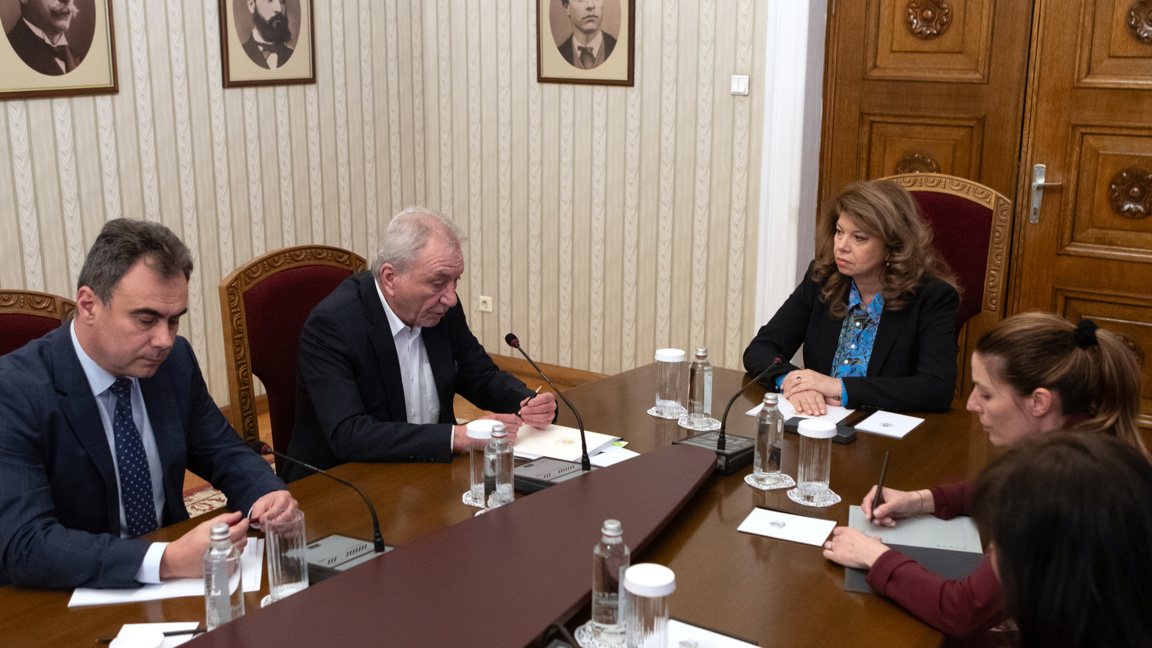 Президентът Йотова се срещна с КЗК заради цените на горивата 