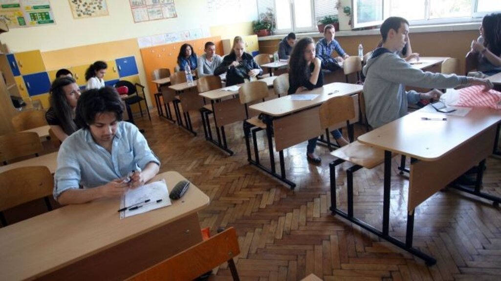 Обсъжда се въвеждането на български матури в училищата зад граница