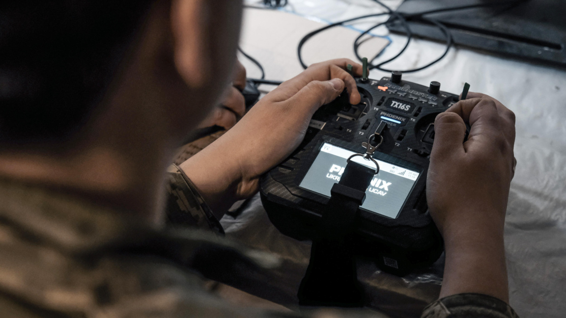 Украински пилот управлява дрон-прехващач