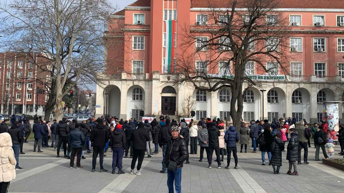 Плевенчани на протест срещу увеличението на цените на водата, тока и парното