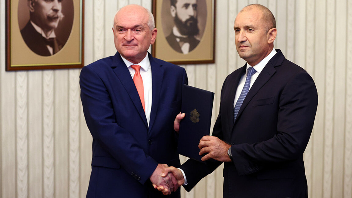 Presidenti Rumen Radev (djathtas) me kryeministrin në detyrë Dimitër Gllavçev