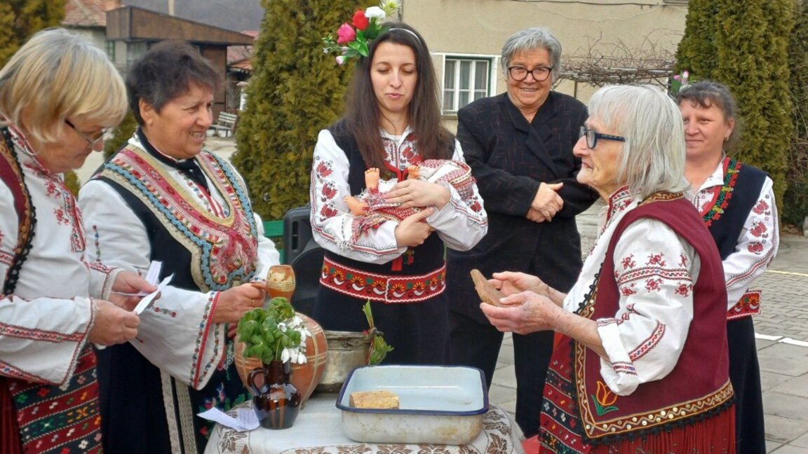 Con canciones y demostraciones en toda Bulgaria fue celebrada la fiesta Babinden