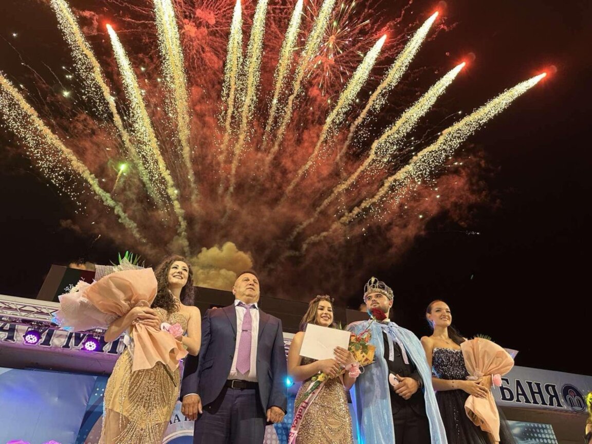 Столетница короняса новия Цар на минералната вода в Павел баня