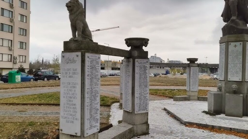 Хулигани поругаха войнишки паметник в Пазарджик