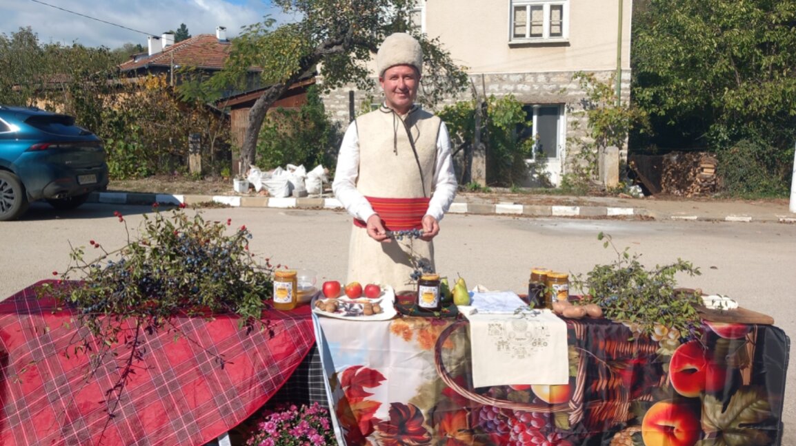 Comienza el Festival del Endrino en el pueblo de Salash