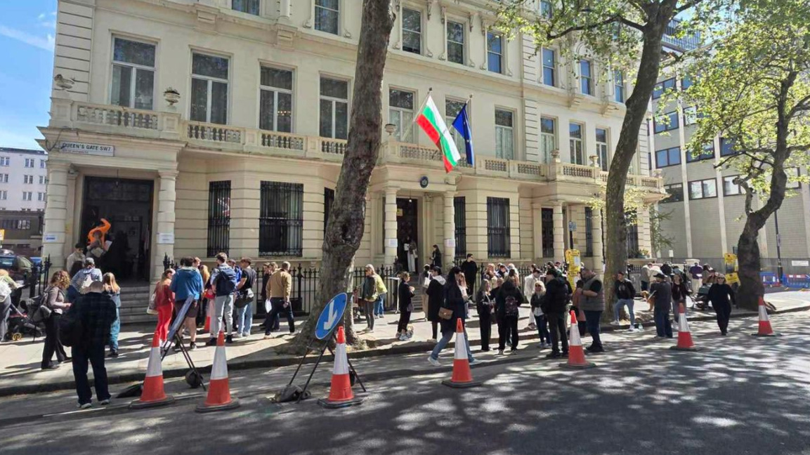 Queues and few machines slow down the election process in the UK