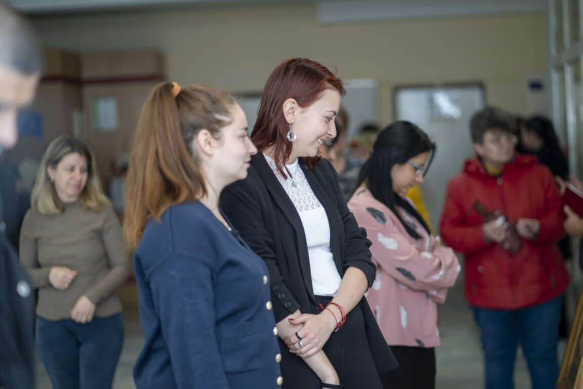 Изложба на антикварни картини е подредена в Мездра
