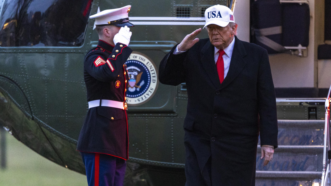 Доналд Тръмп се връща в Белия дом от посещение в Детройт, 13 януари 2026 г.