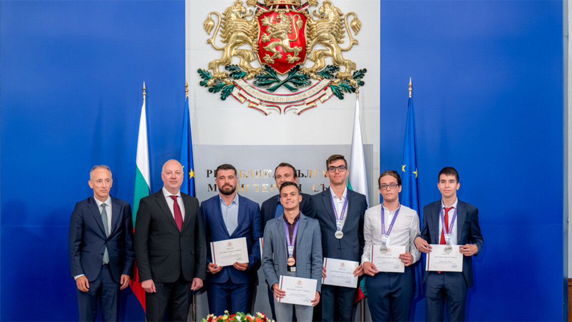 Kryeministri dekoroi nxënësit bullgarë që fituan medalje në olimpiadat e shkencave natyrore