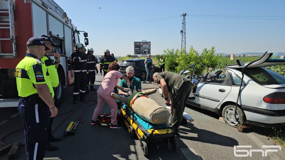 И въздушна линейка се включи в учение за реакция при катастрофи край Сливен
