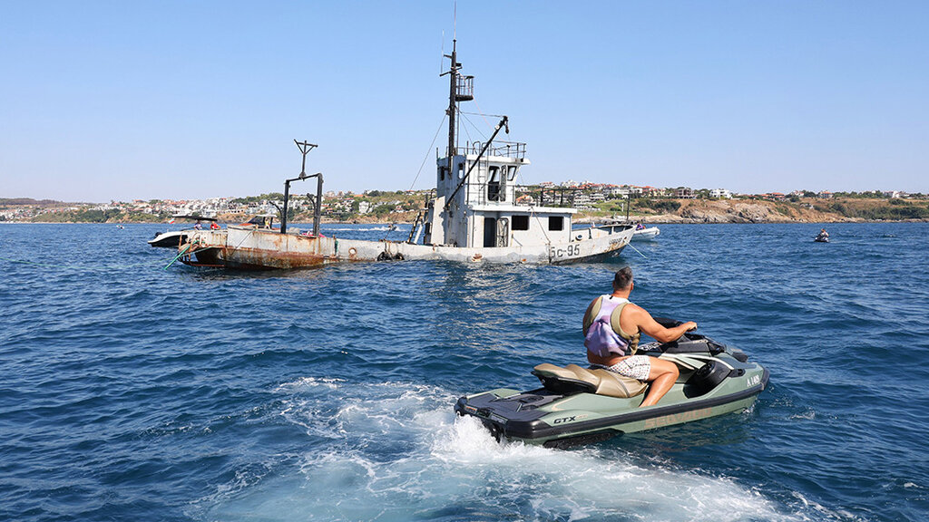 Nava de pescuit Cеavdar a fost scufundată în largul orașului Sozopol pentru a crea un recif artificial și un sit de scufundări