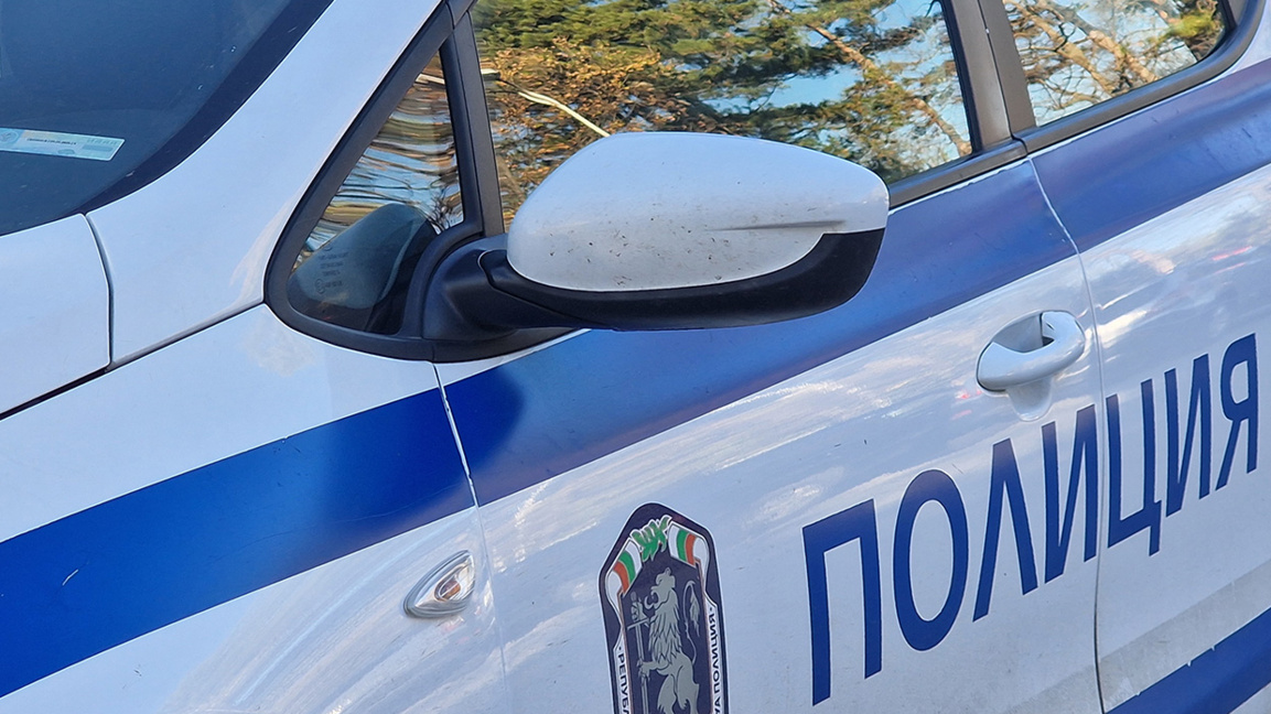 Мъж блъсна полицейска кола в района на Суворово