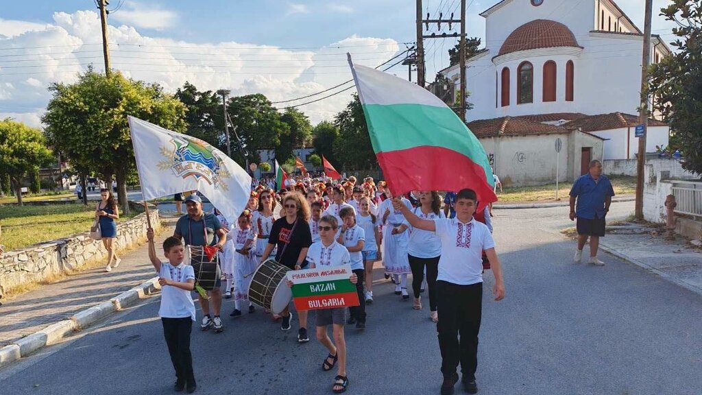 Задружно село на море