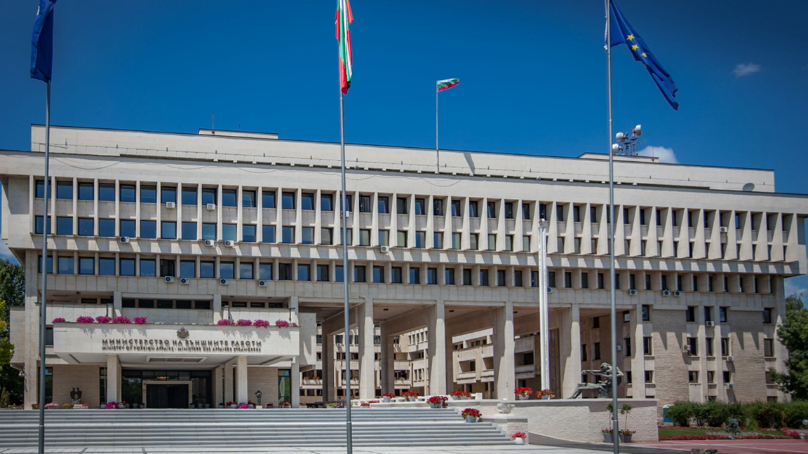 МВнР с остър демарш пред Скопие заради палежа на дипломатическите автомобили