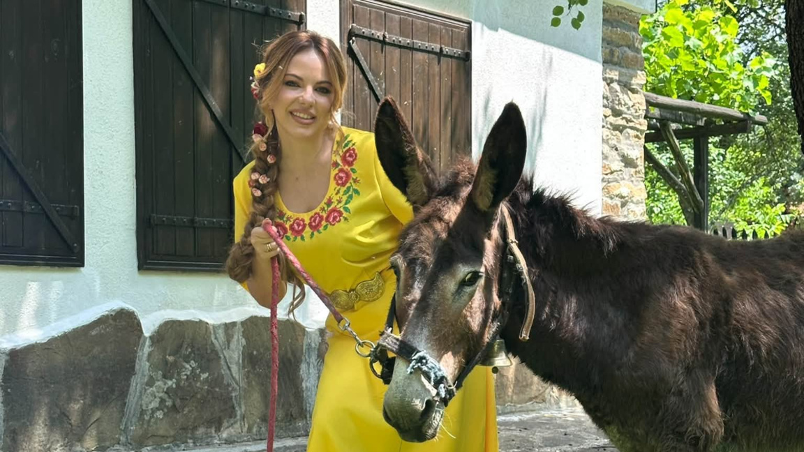Светла Дукатева и магарицата Мая. Кадър от снимачната площадка.