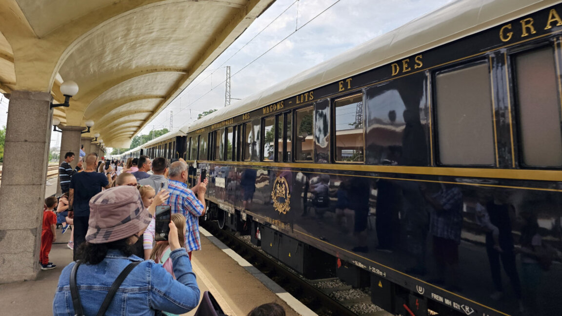 Locuitorii din Ruse așteaptă sosirea trenului "Orient Express"