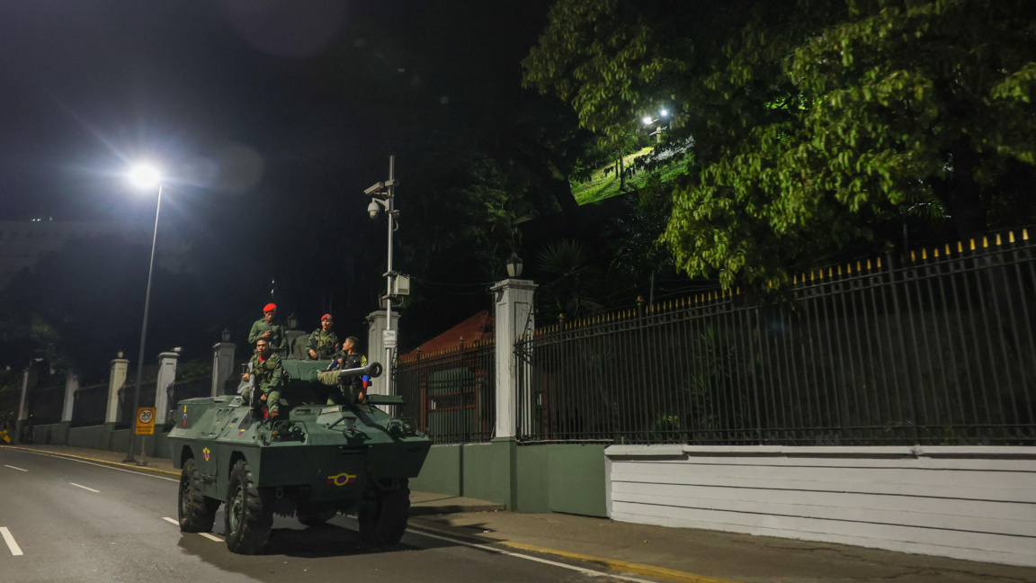 Венецуелски военни охраняват района на двореца Мирафлорес, 03.01.2026 г.