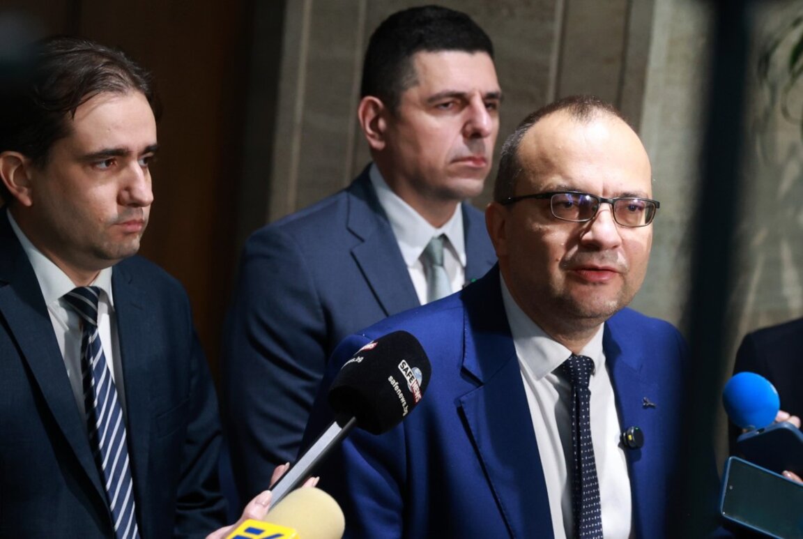 Народни представители от „Да, България” дават изявление пред медиите в сградата на Народното събрание.