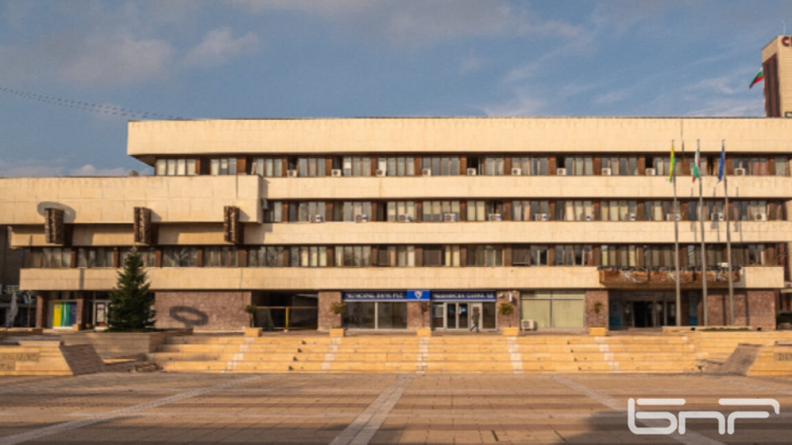Ремонтират сградата на общината в Ямбол