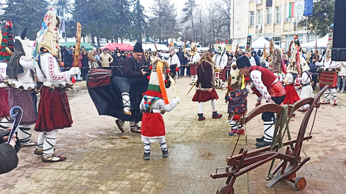 Kukerë nga Bullgaria dhe Rumania mblidhen për një festival në Kajnarxha