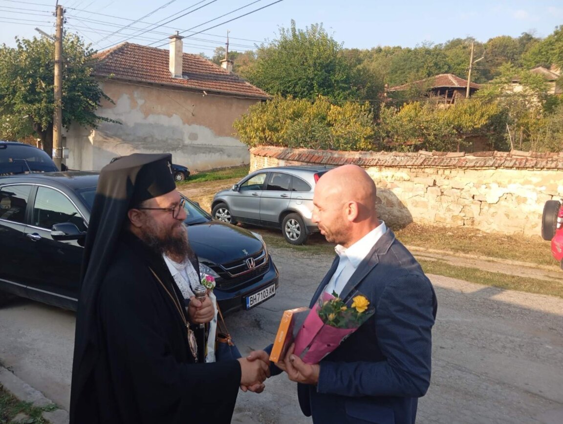 Видинският митрополит освети обновени икони в Горно Церовене