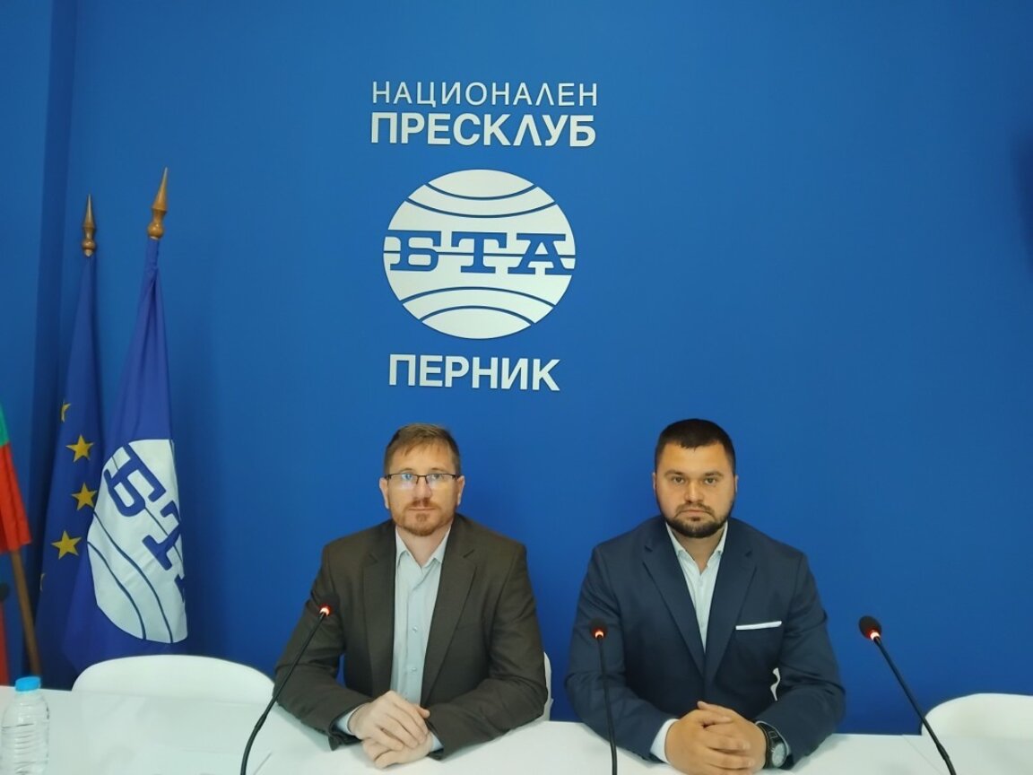 Димо Дренчев (вляво) и Радослав Червенков - общински лидер на "Възраждане" в Перник и общински съветник