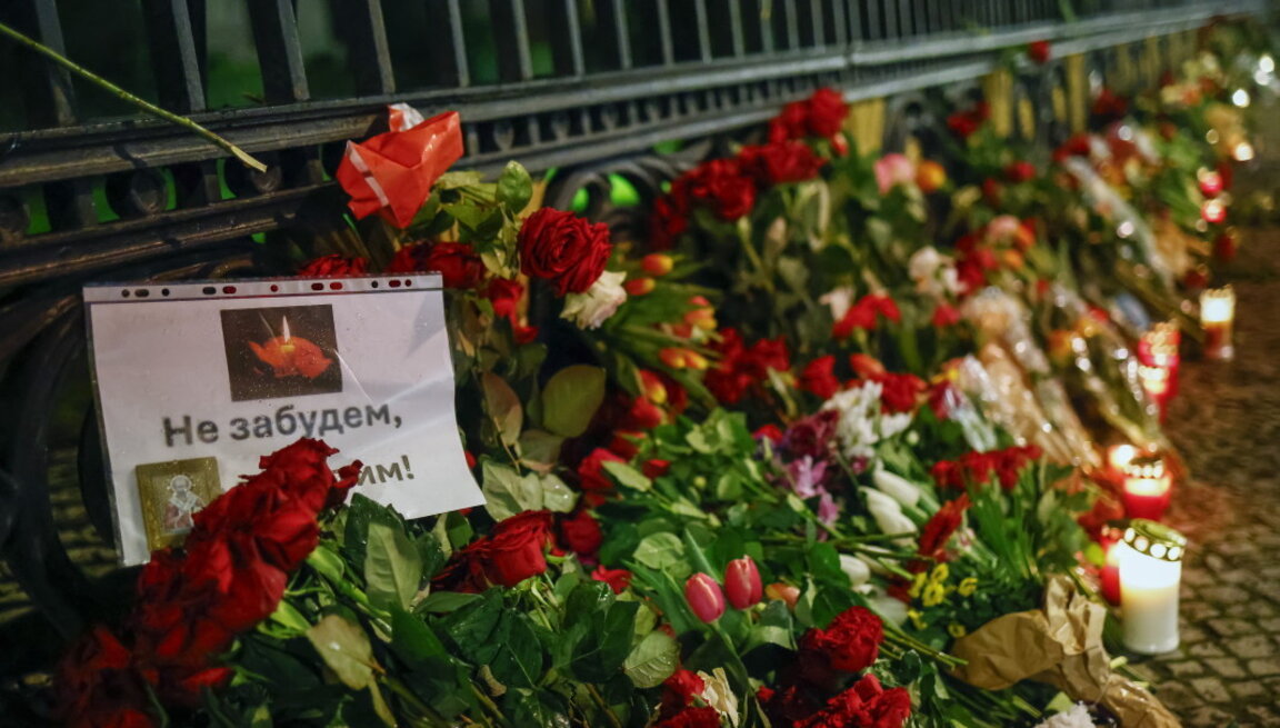 Стихийный мемориал на месте теракта в Красногорске