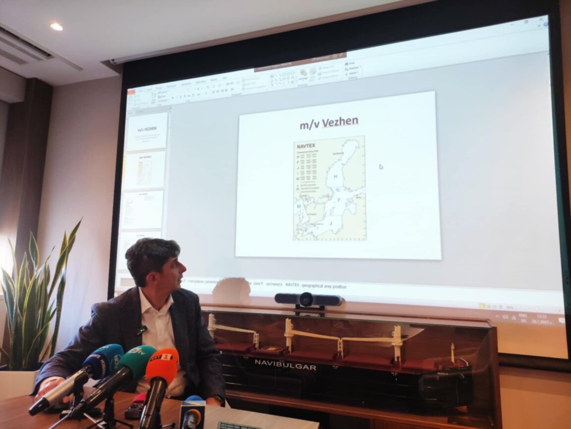 БМФ: Все още няма разследващи на борда на "Вежен", видеозаписите на кораба показват вълни над 3 метра