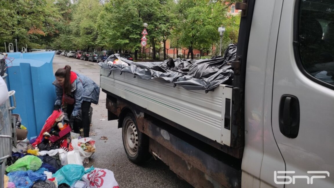 Доброволци чистят столичния район "Красно село"