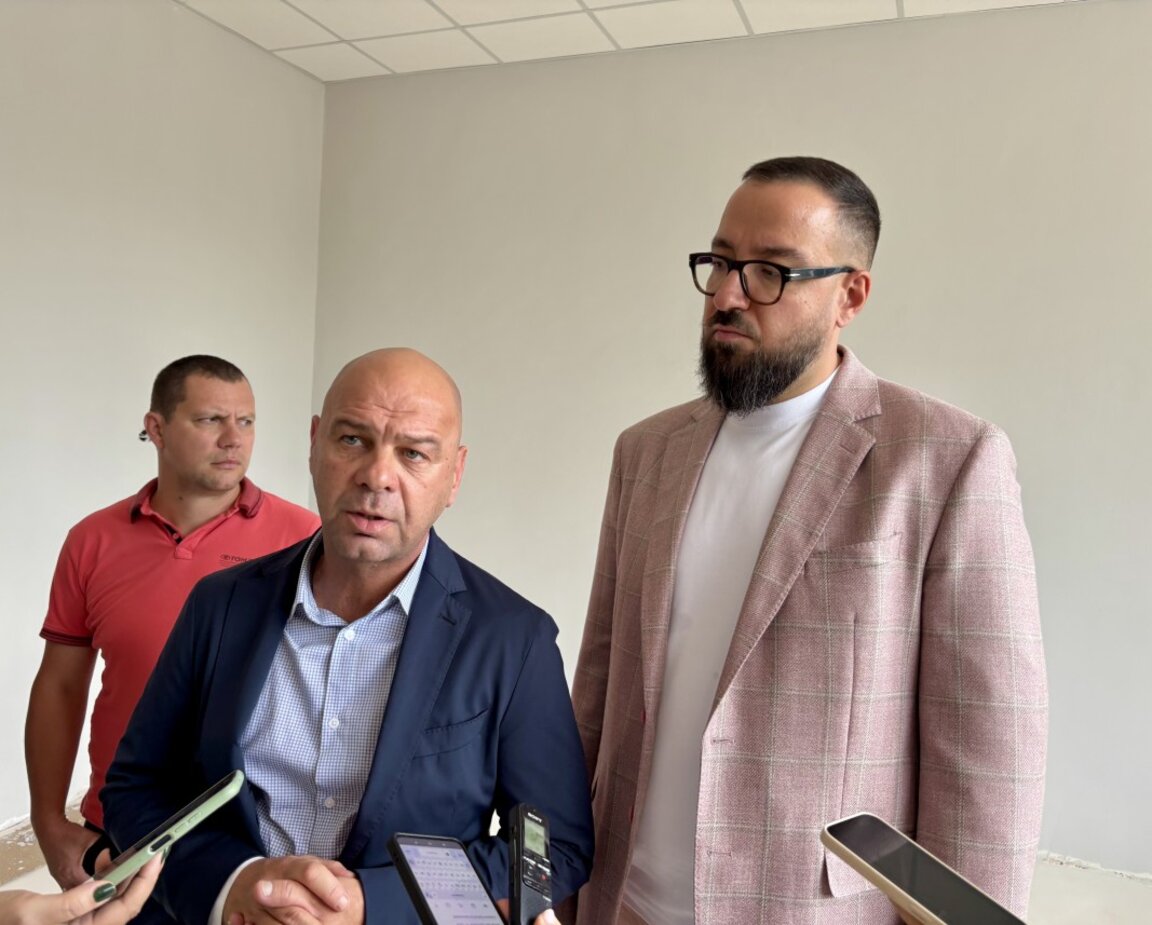 Димитров и Темелков проверяват ремонта на училище "Димитър Талев"
